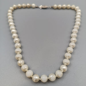 Klassische Perlenkette in Weiß – Vintage Design