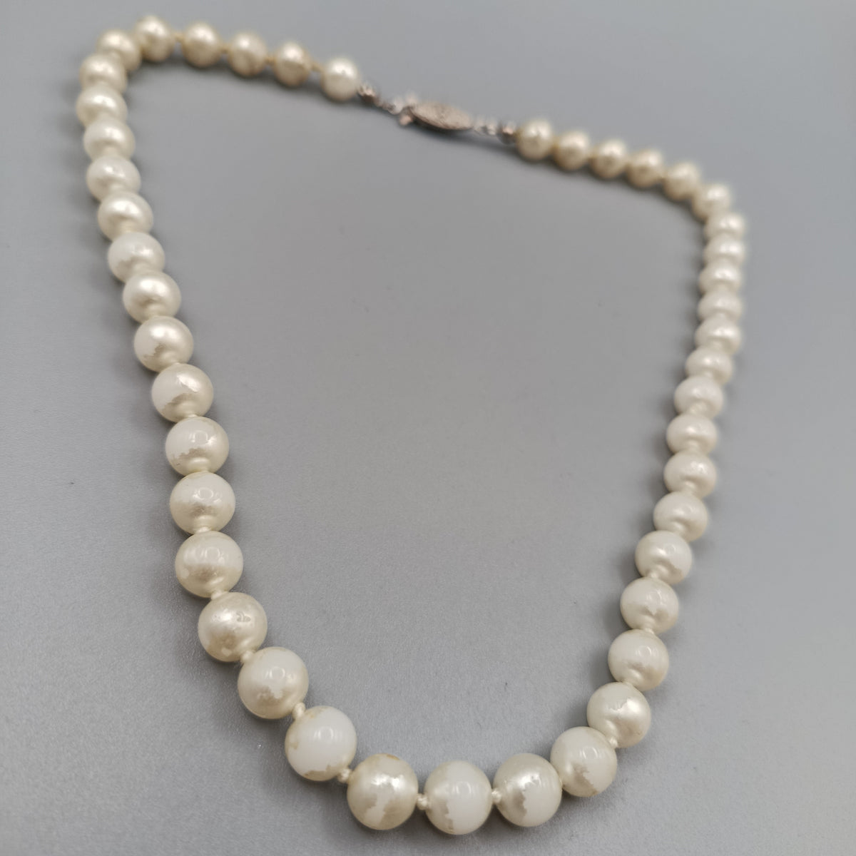 Klassische Perlenkette in Weiß – Vintage Design