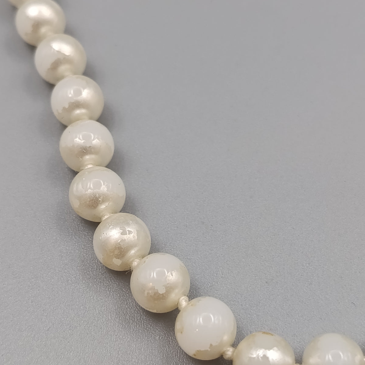 Klassische Perlenkette in Weiß – Vintage Design