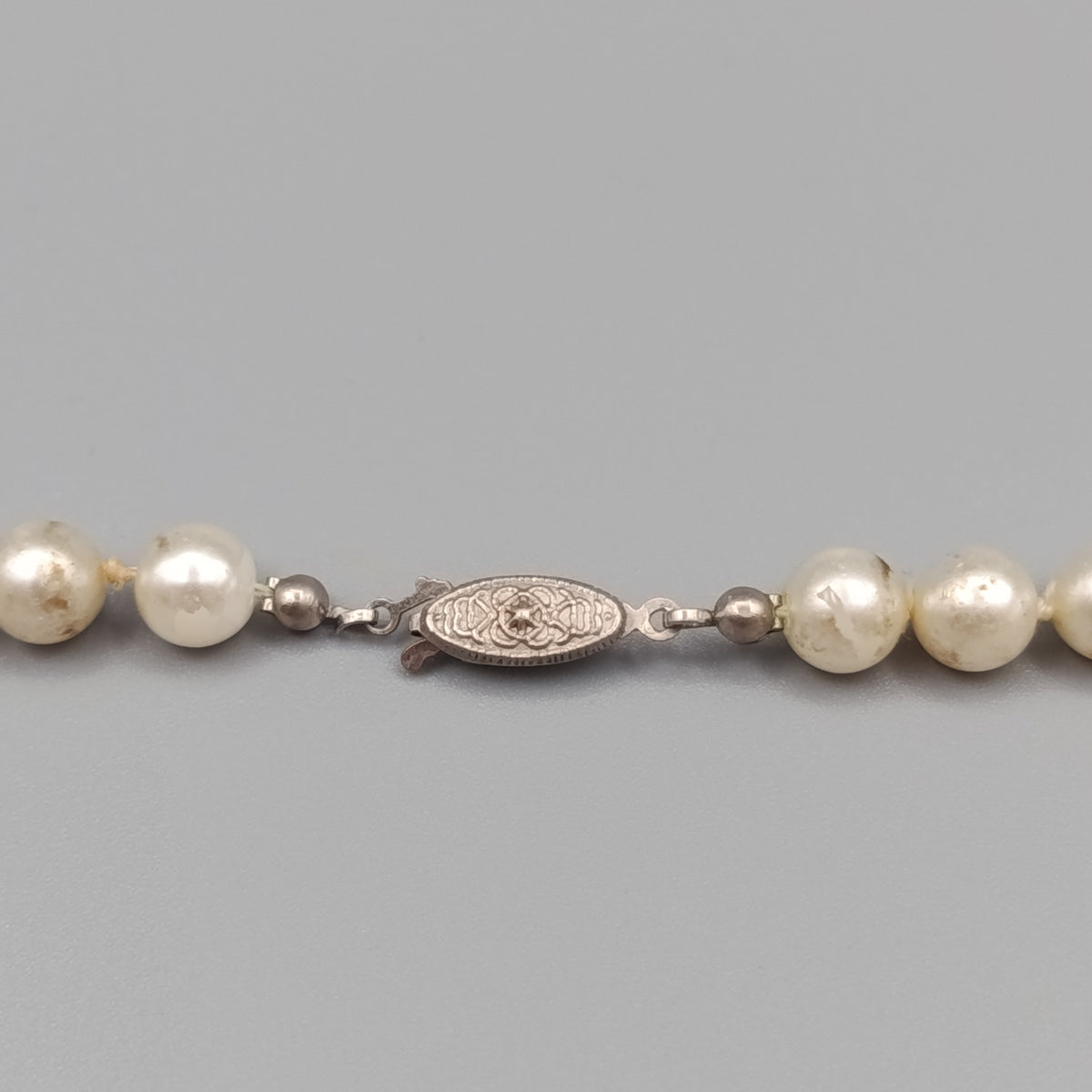 Klassische Perlenkette in Weiß – Vintage Design