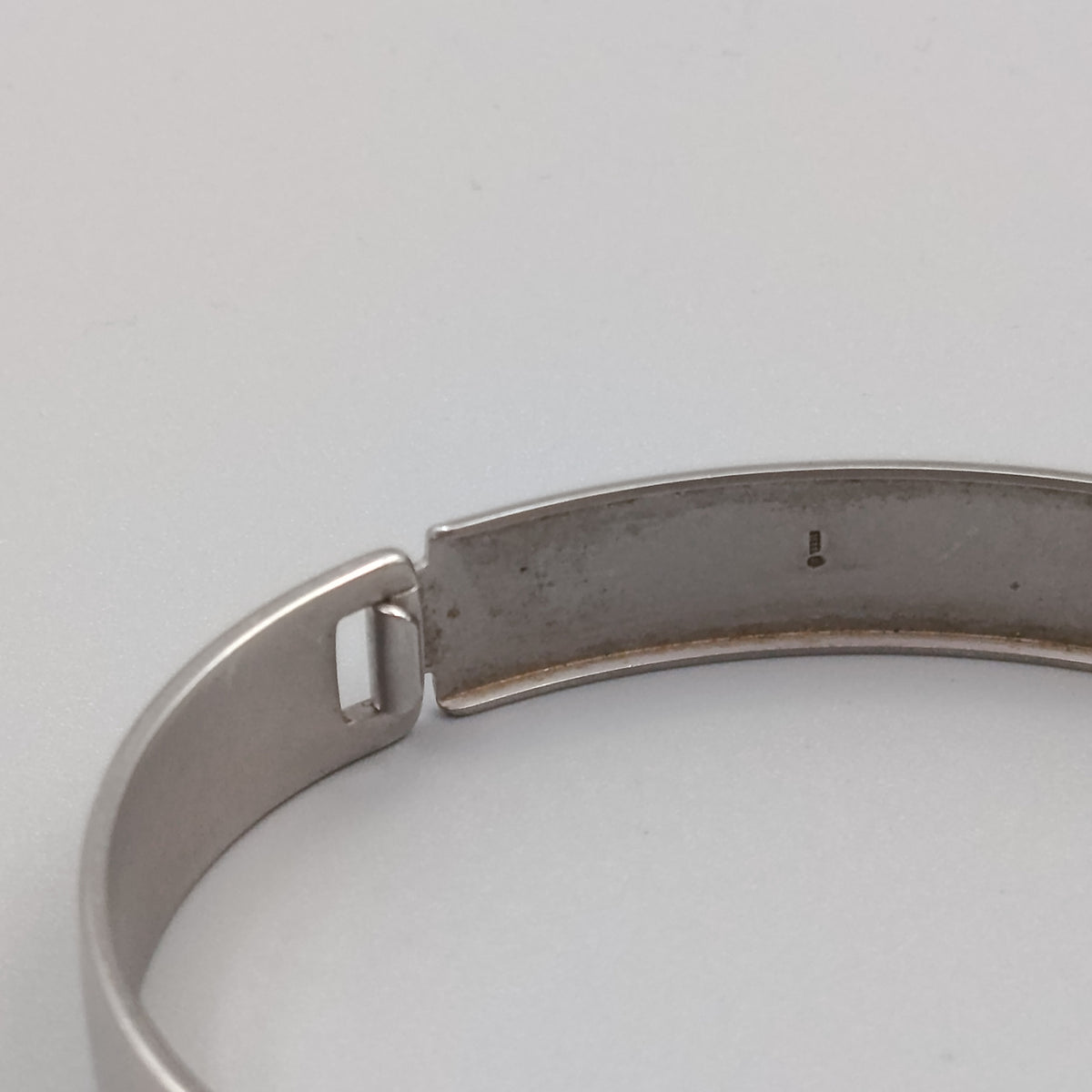 Edler Edelstahl Armreif mit graviertem Motiv