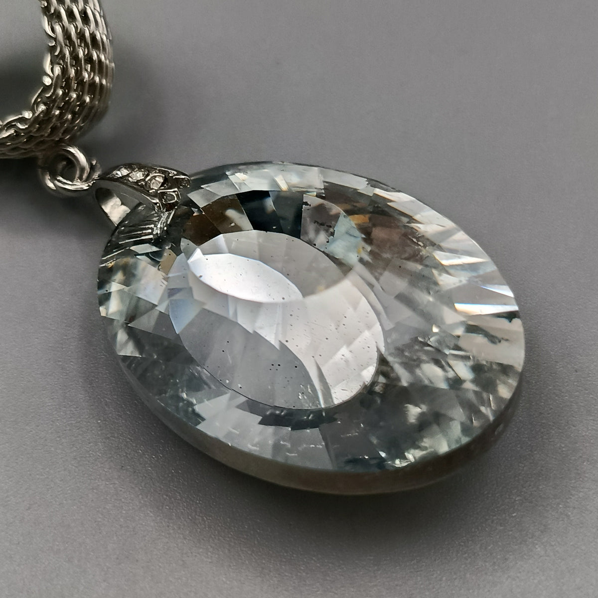 Großer Kristall Anhänger mit Netz-Öse – Eleganter Schmuck