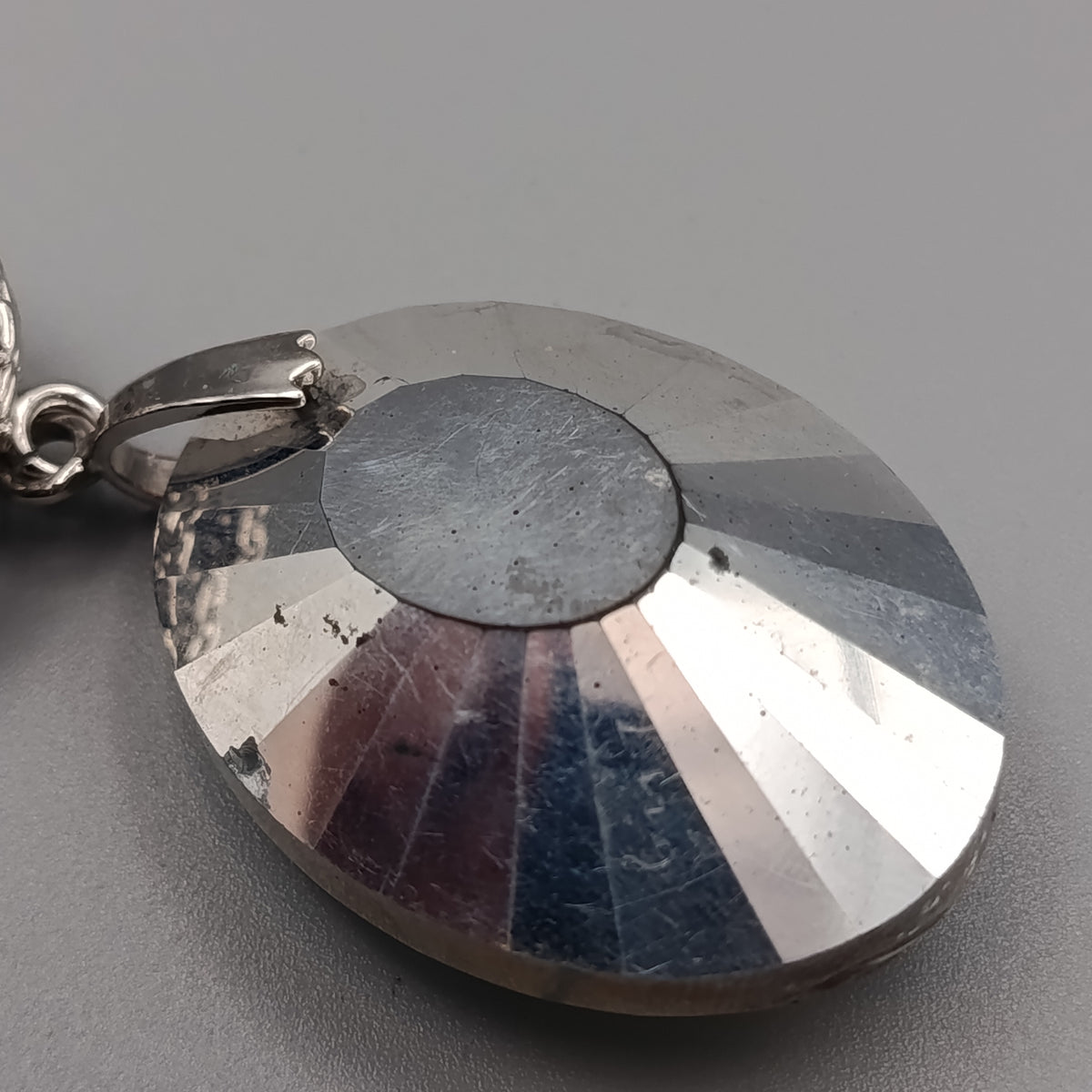 Großer Kristall Anhänger mit Netz-Öse – Eleganter Schmuck