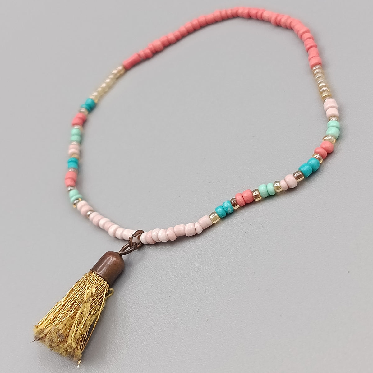 Buntes Perlen Elastikarmband mit Quaste – Verspielter Schmuck