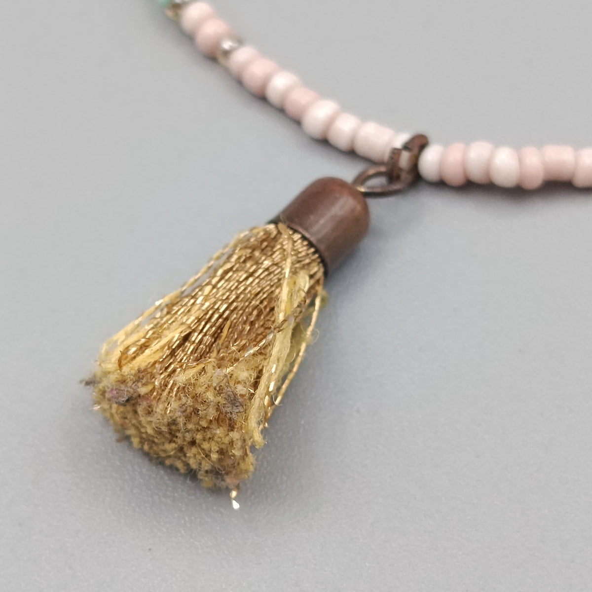 Buntes Perlen Elastikarmband mit Quaste – Verspielter Schmuck
