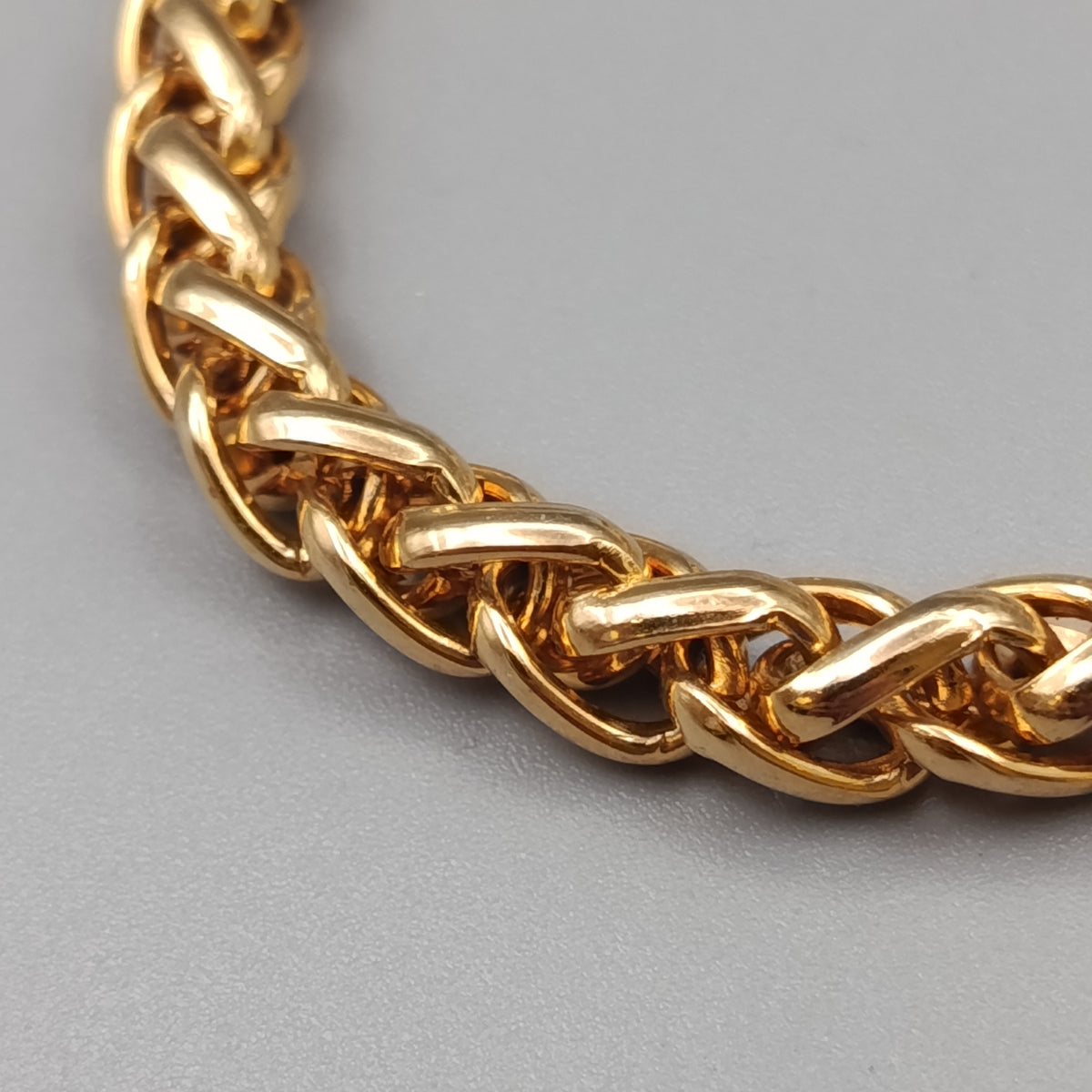 Elegantes Goldfarbenes Panzerarmband – Massives Design
