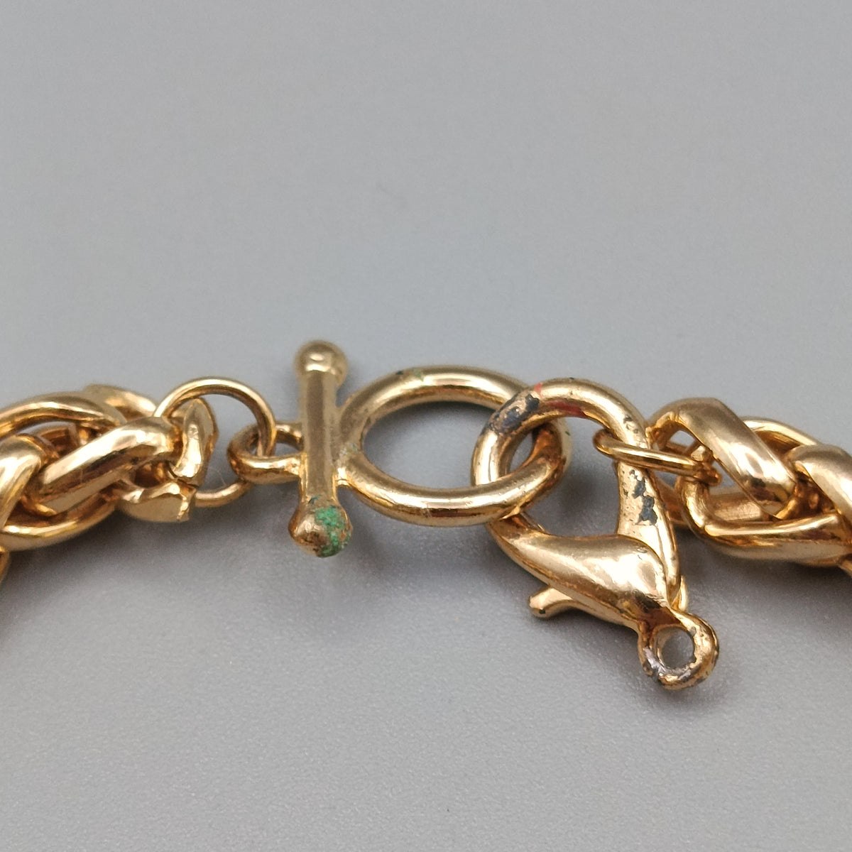 Elegantes Goldfarbenes Panzerarmband – Massives Design