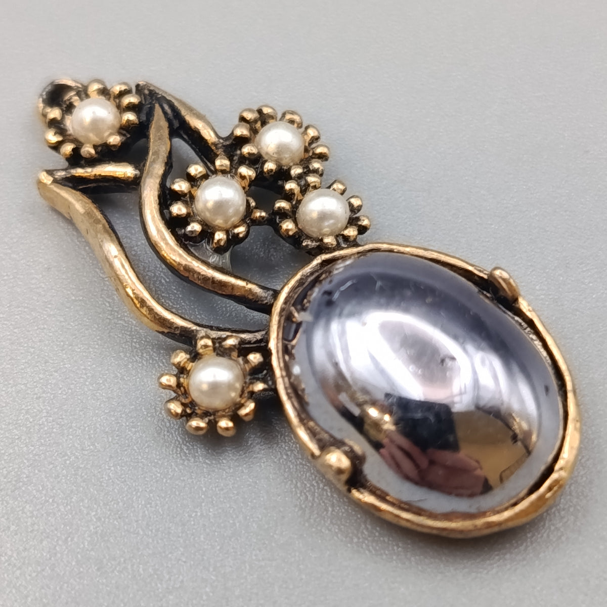 Elegante Brosche im Antik-Look mit Perlen und Schmuckstein