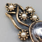 Elegante Brosche im Antik-Look mit Perlen und Schmuckstein