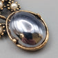 Elegante Brosche im Antik-Look mit Perlen und Schmuckstein