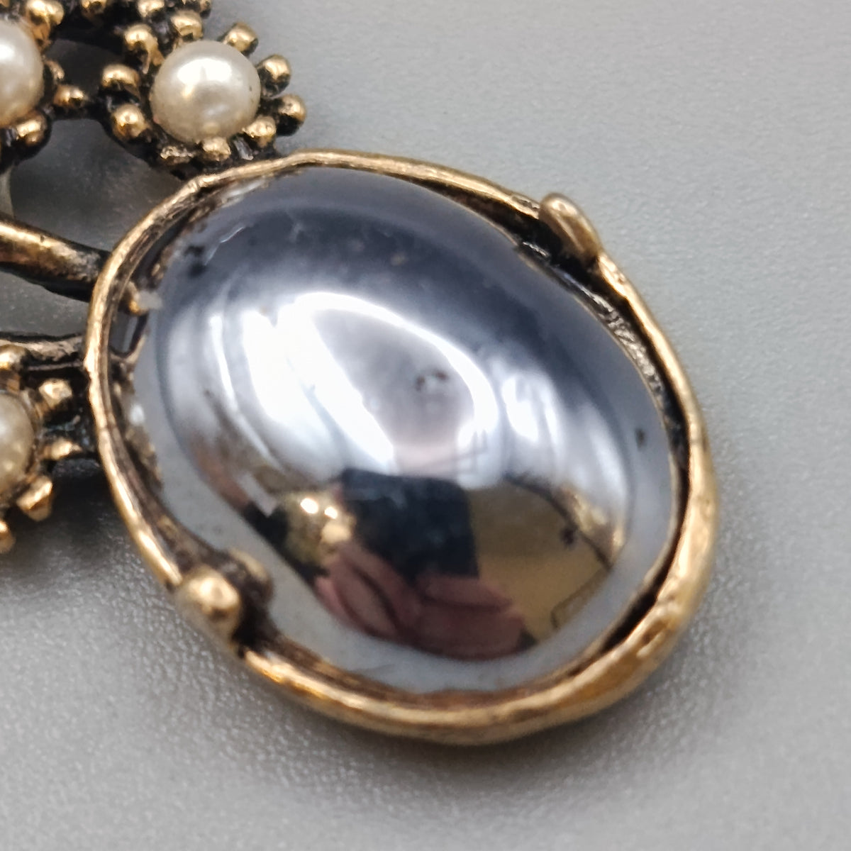 Elegante Brosche im Antik-Look mit Perlen und Schmuckstein