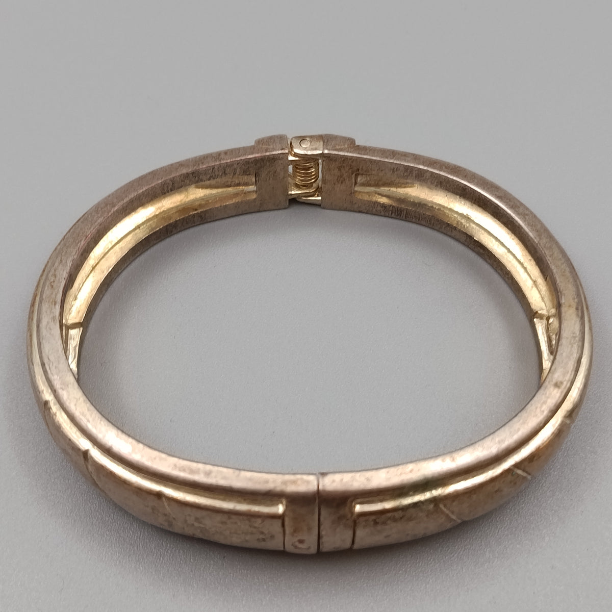 Massiver Armreif in Silberoptik – Scharnierarmreif