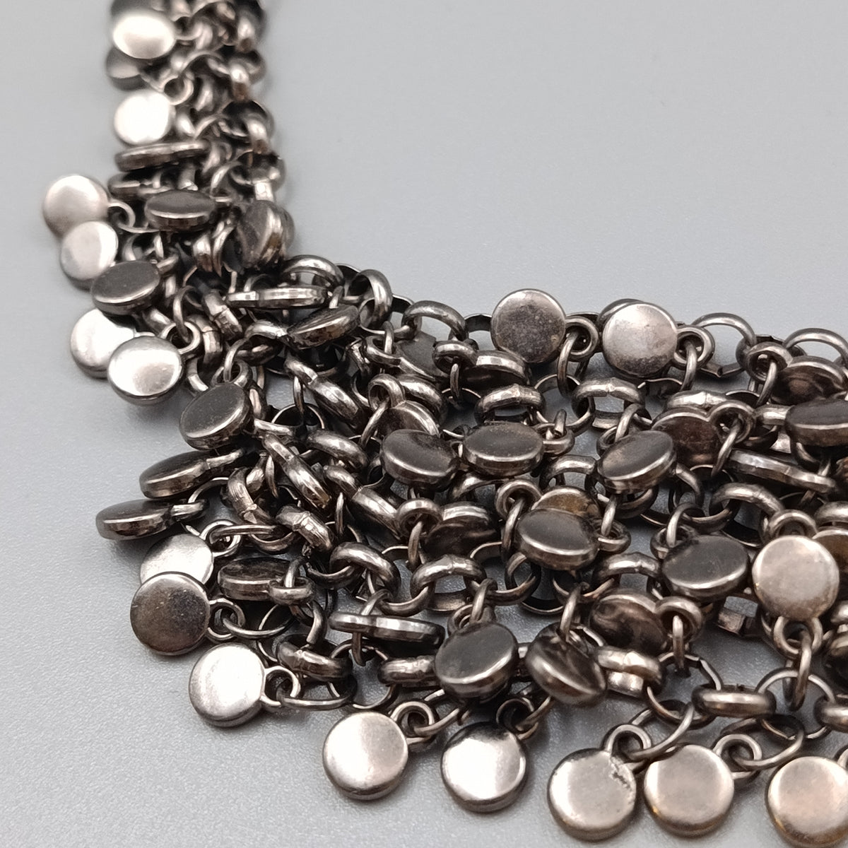Statement Halskette mit Plättchen – Mehrreihiger Modeschmuck