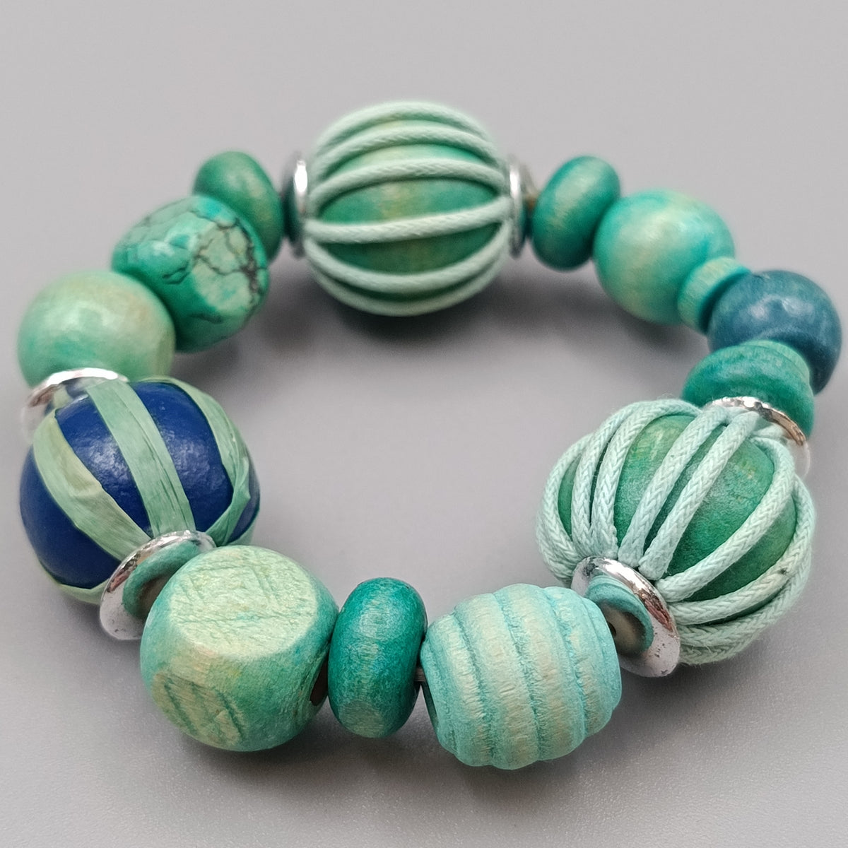 Buntes Holzperlen Armband – Elastischer in Türkis Blau