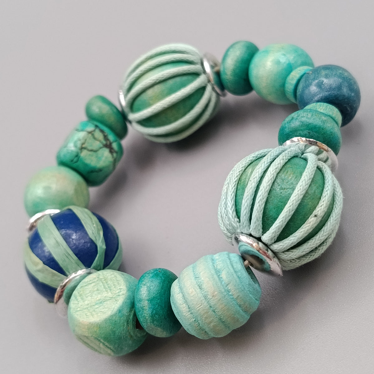 Buntes Holzperlen Armband – Elastischer in Türkis Blau