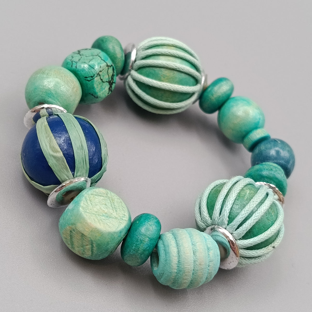 Buntes Holzperlen Armband – Elastischer in Türkis Blau