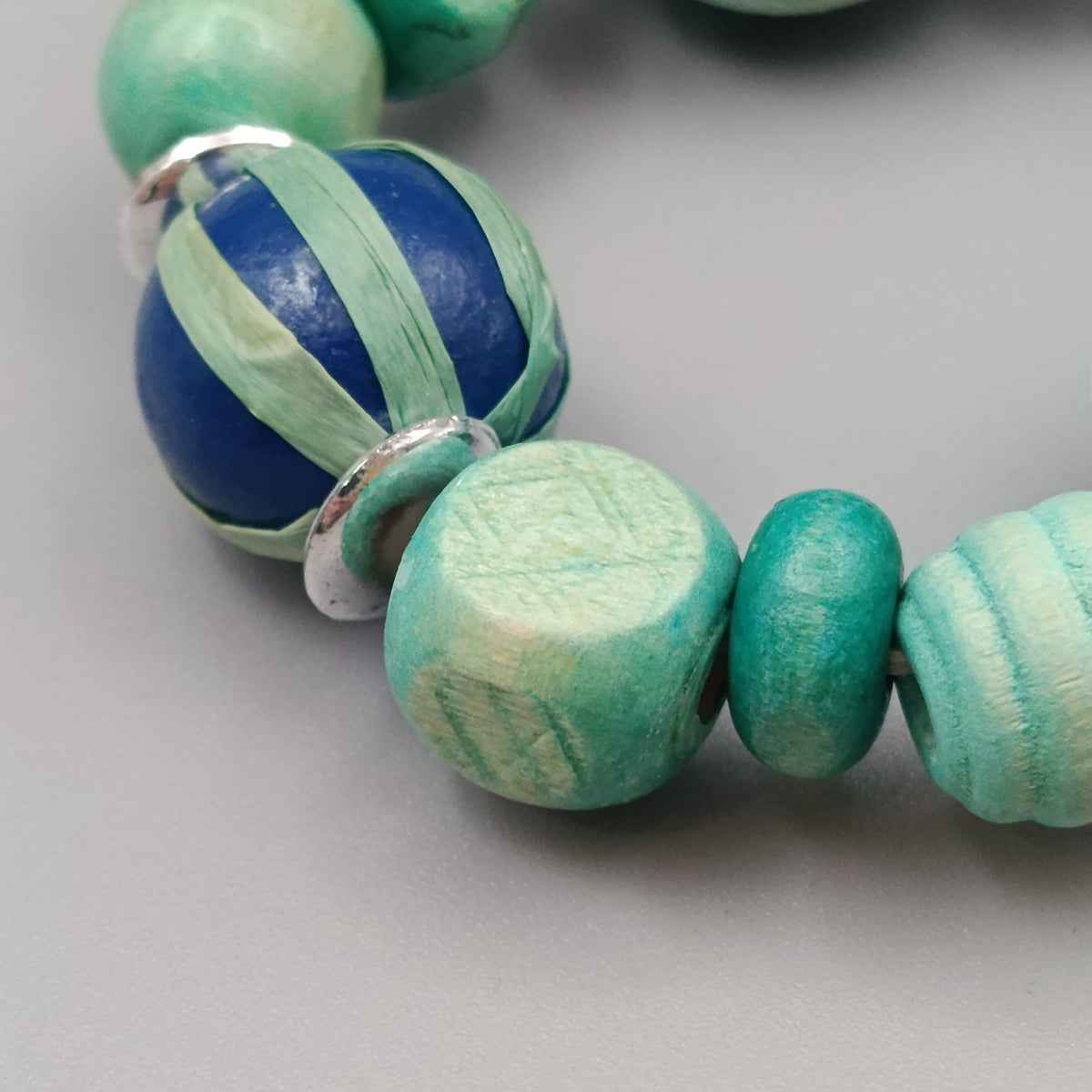 Buntes Holzperlen Armband – Elastischer in Türkis Blau