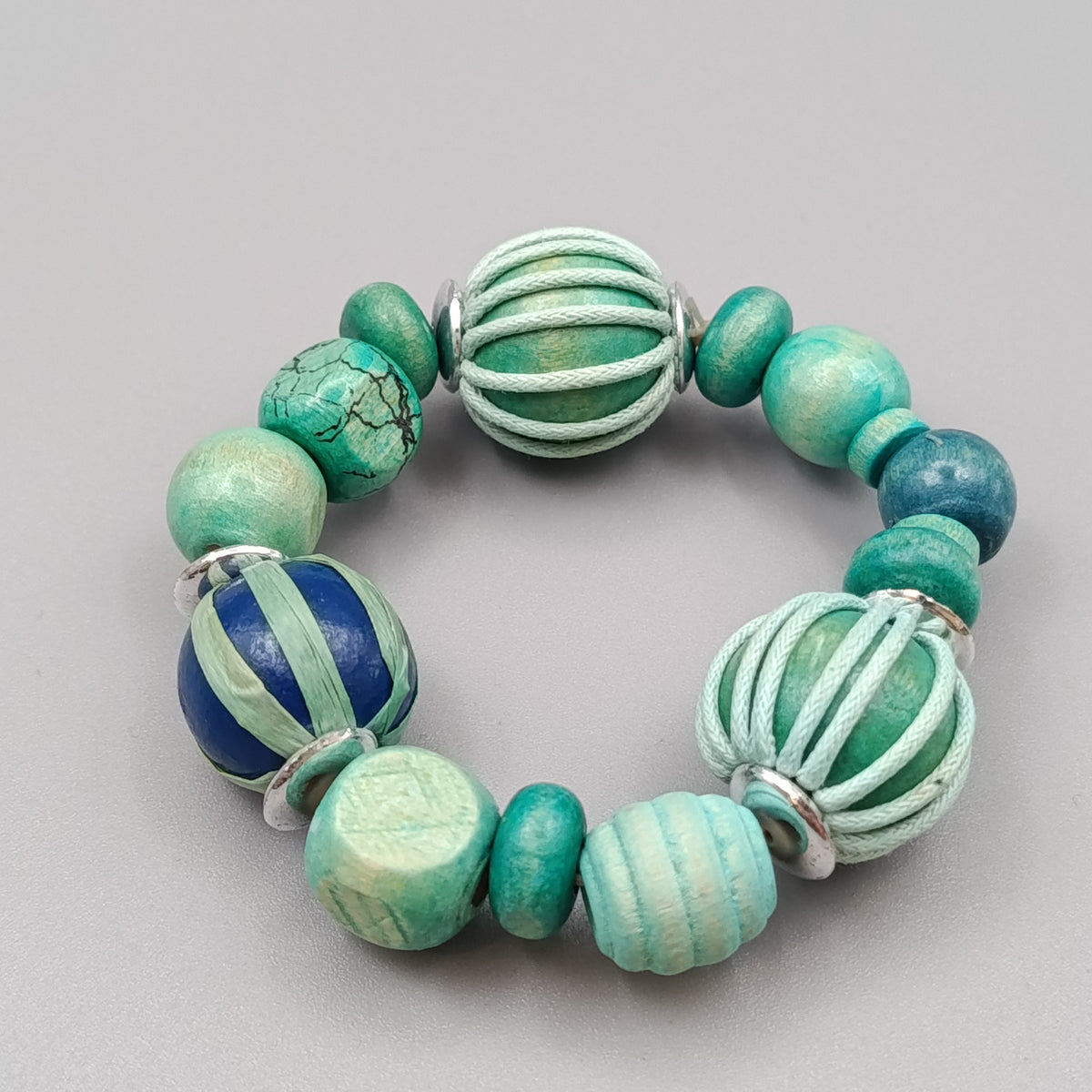 Buntes Holzperlen Armband – Elastischer in Türkis Blau