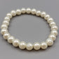 Klassisches Perlenarmband – Elastischer Modeschmuck in Weiß