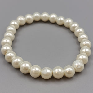 Klassisches Perlenarmband – Elastischer Modeschmuck in Weiß
