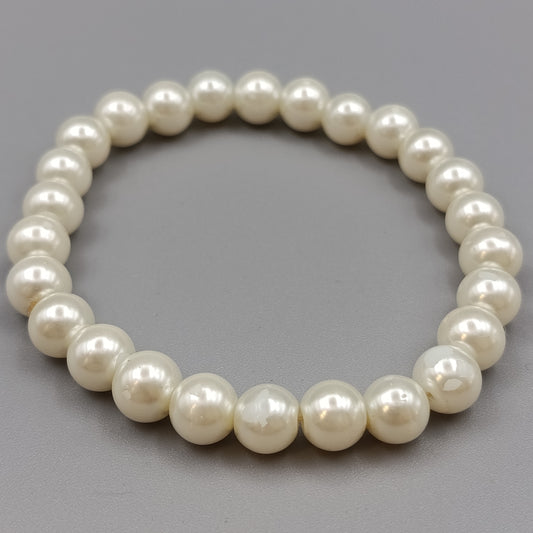 Klassisches Perlenarmband – Elastischer Modeschmuck in Weiß