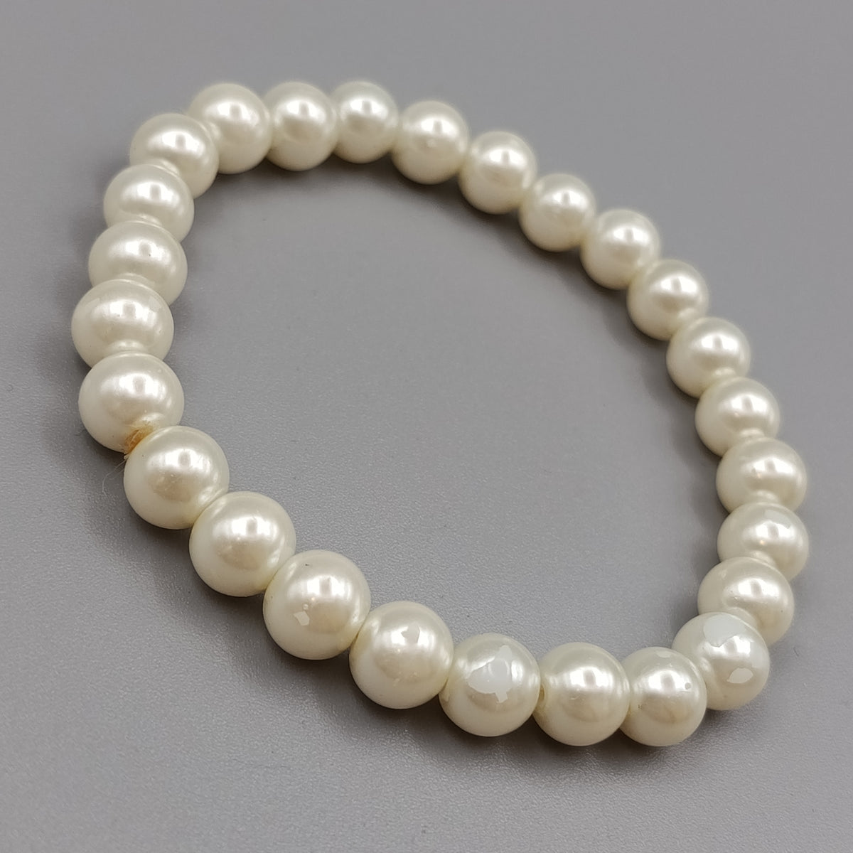 Klassisches Perlenarmband – Elastischer Modeschmuck in Weiß