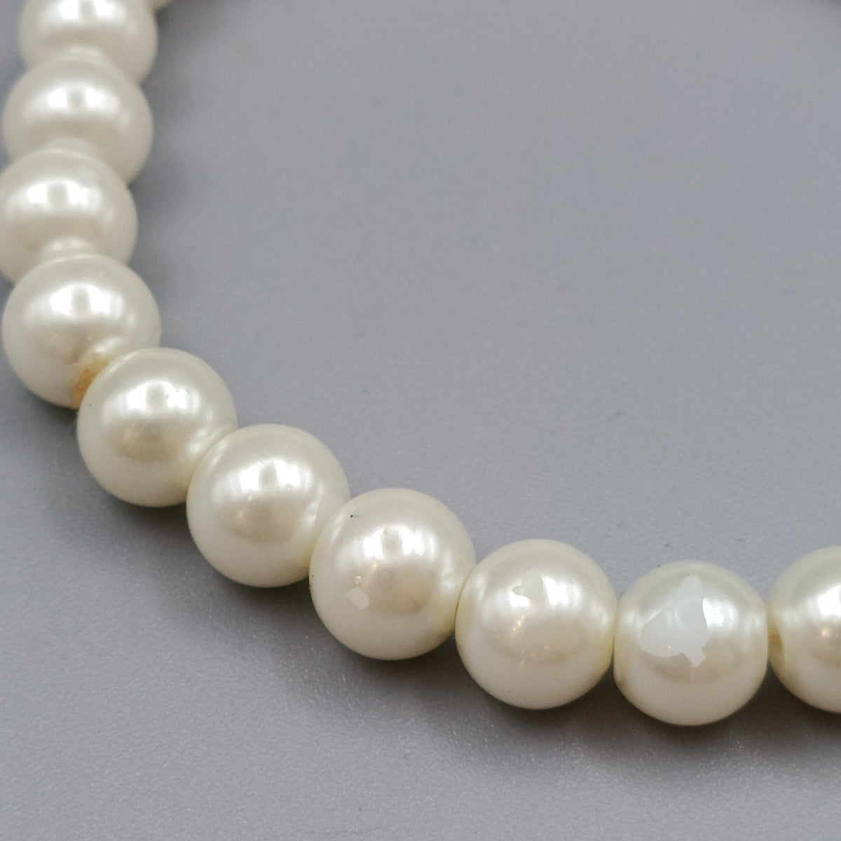 Klassisches Perlenarmband – Elastischer Modeschmuck in Weiß