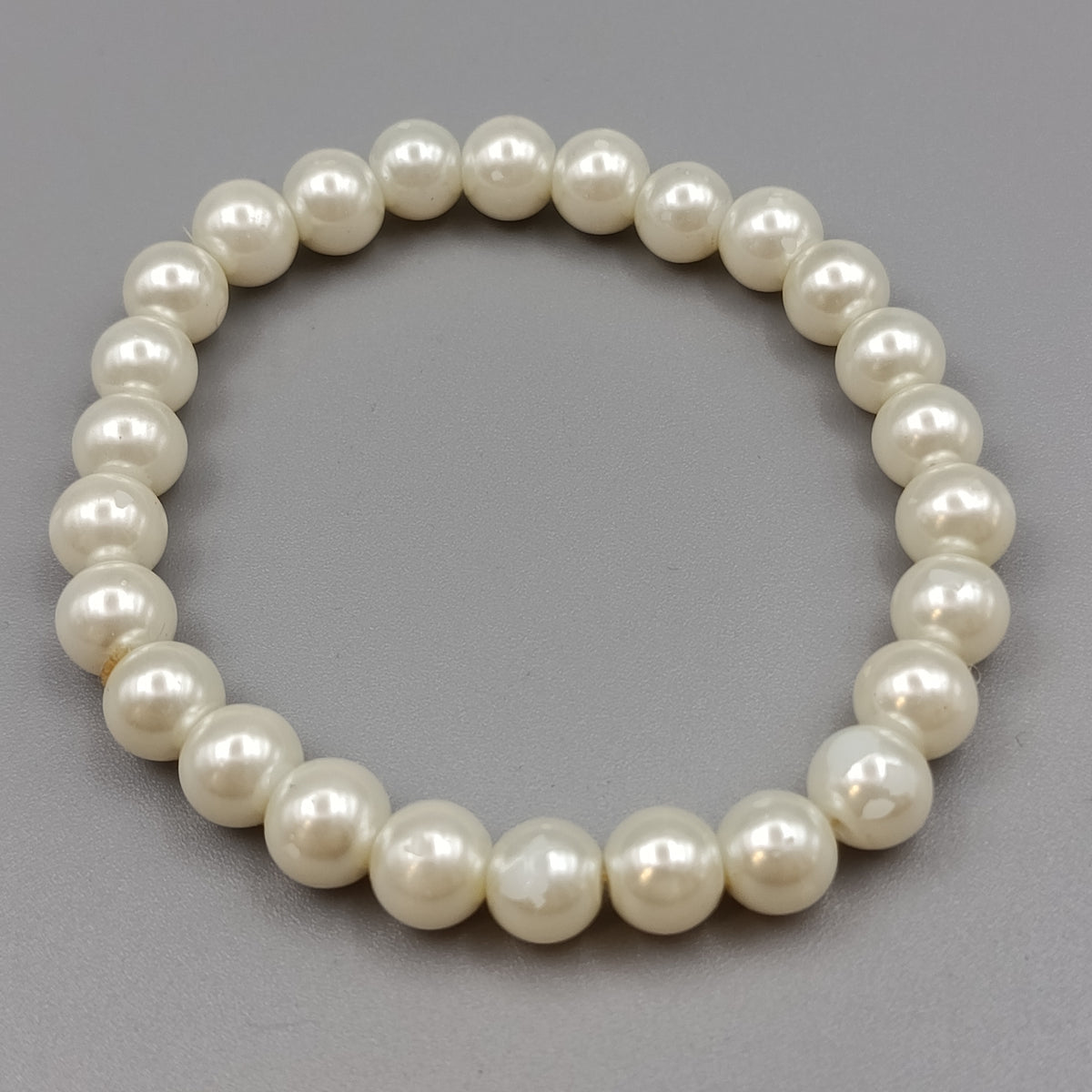 Klassisches Perlenarmband – Elastischer Modeschmuck in Weiß