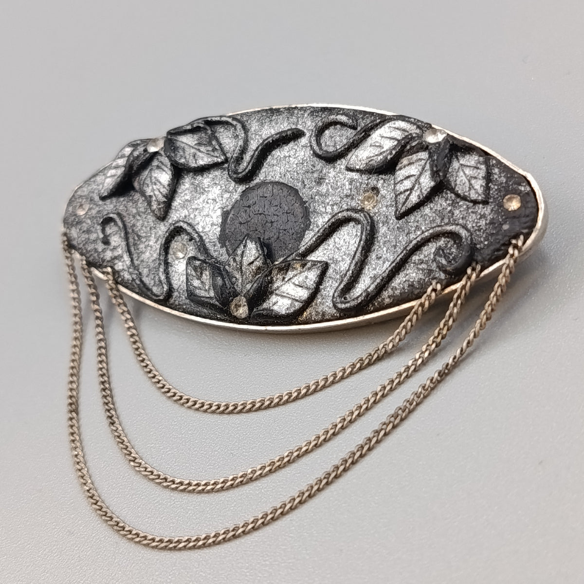 Elegante Vintage Brosche mit Kettchen – Blätter Design