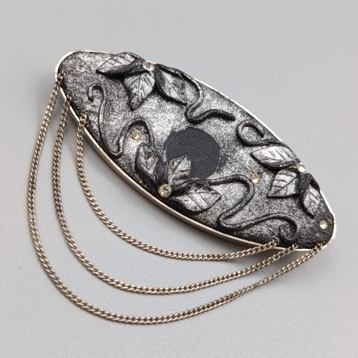 Elegante Vintage Brosche mit Kettchen – Blätter Design