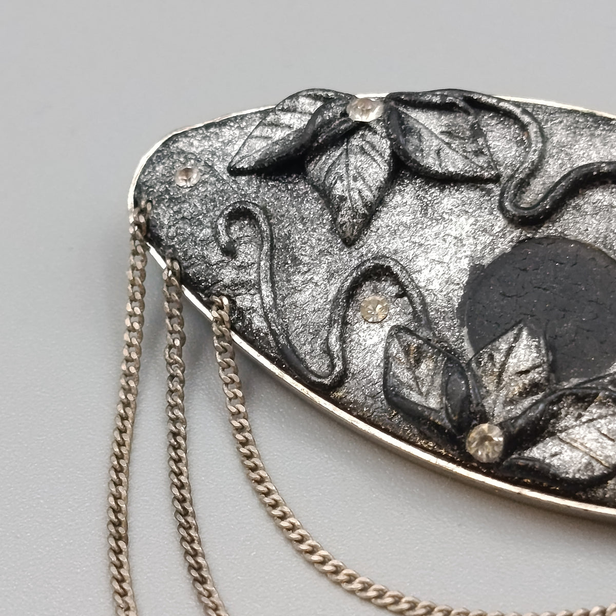 Elegante Vintage Brosche mit Kettchen – Blätter Design