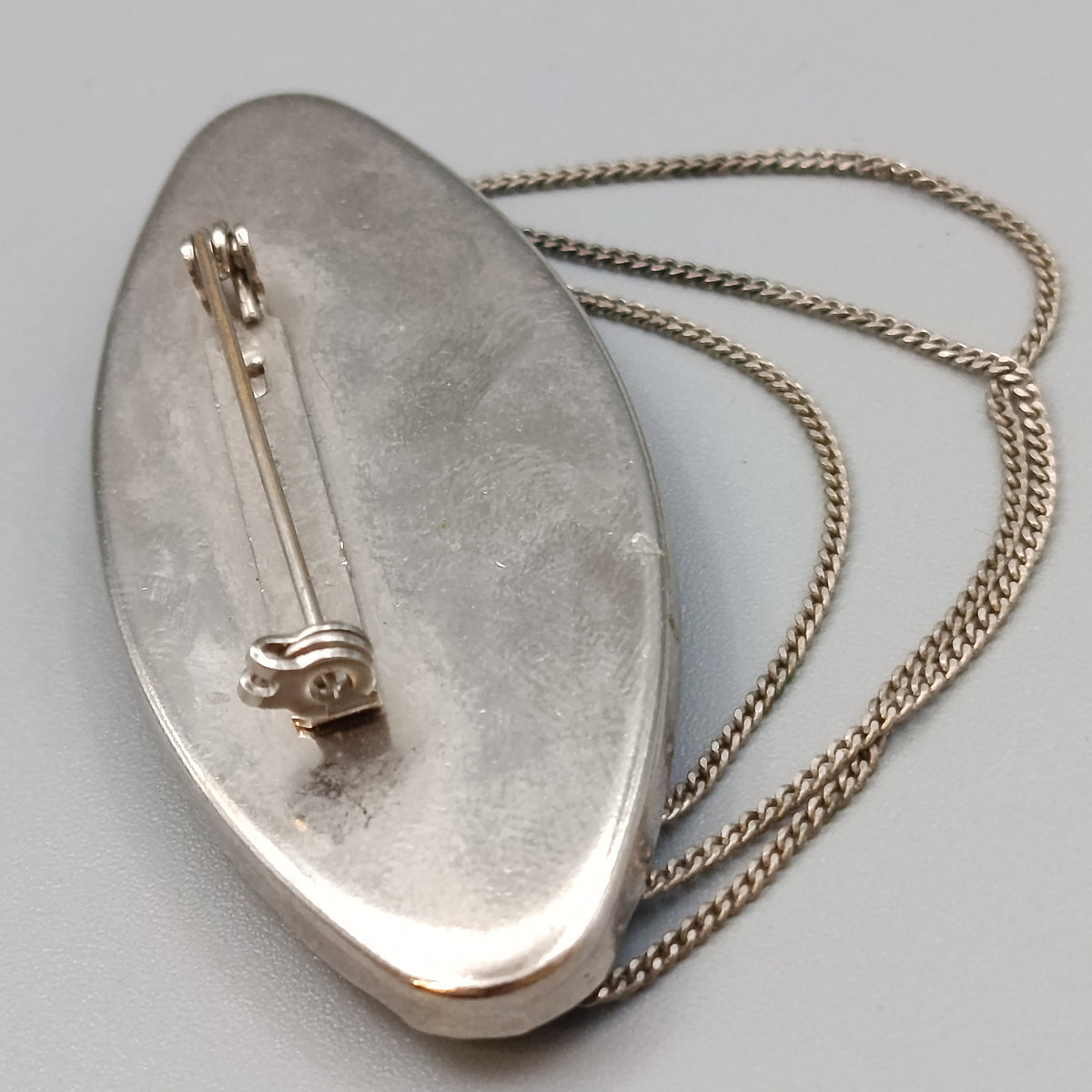 Elegante Vintage Brosche mit Kettchen – Blätter Design