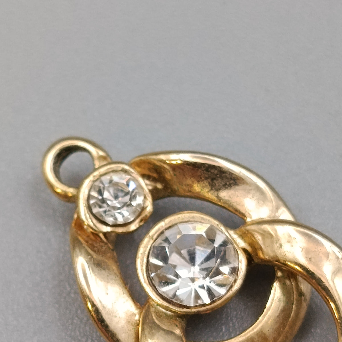 Eleganter Kettenanhänger mit Strass – Vergoldeter Modeschmuck