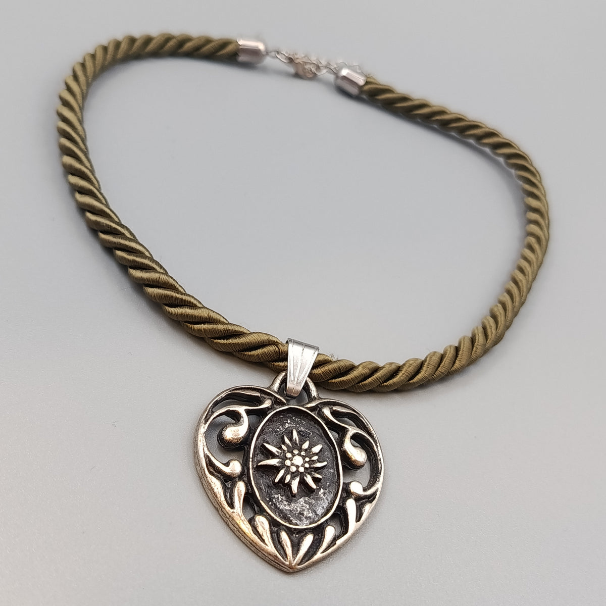 Elegante Trachtenkette mit Edelweiß Herz-Anhänger – Stilvoller