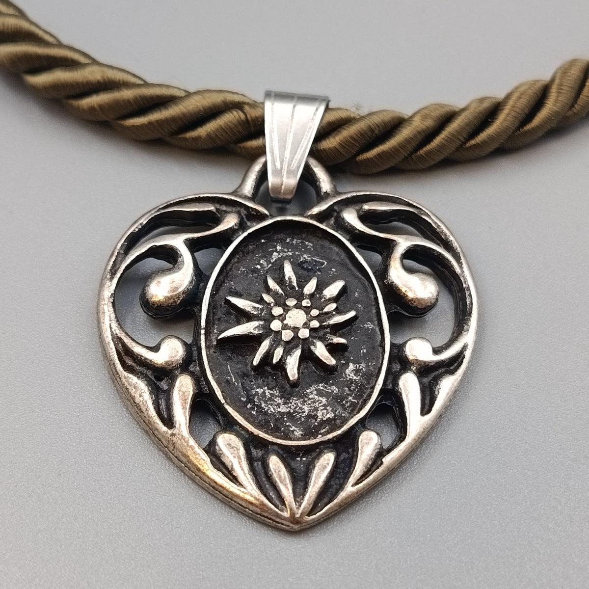 Elegante Trachtenkette mit Edelweiß Herz-Anhänger – Stilvoller