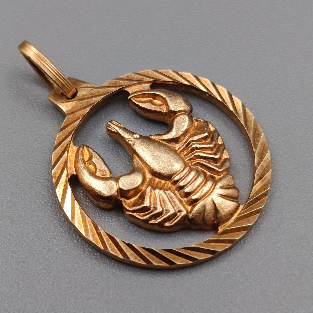 Eleganter Kettenanhänger mit Krebs-Motiv – Vergoldetes Doublé