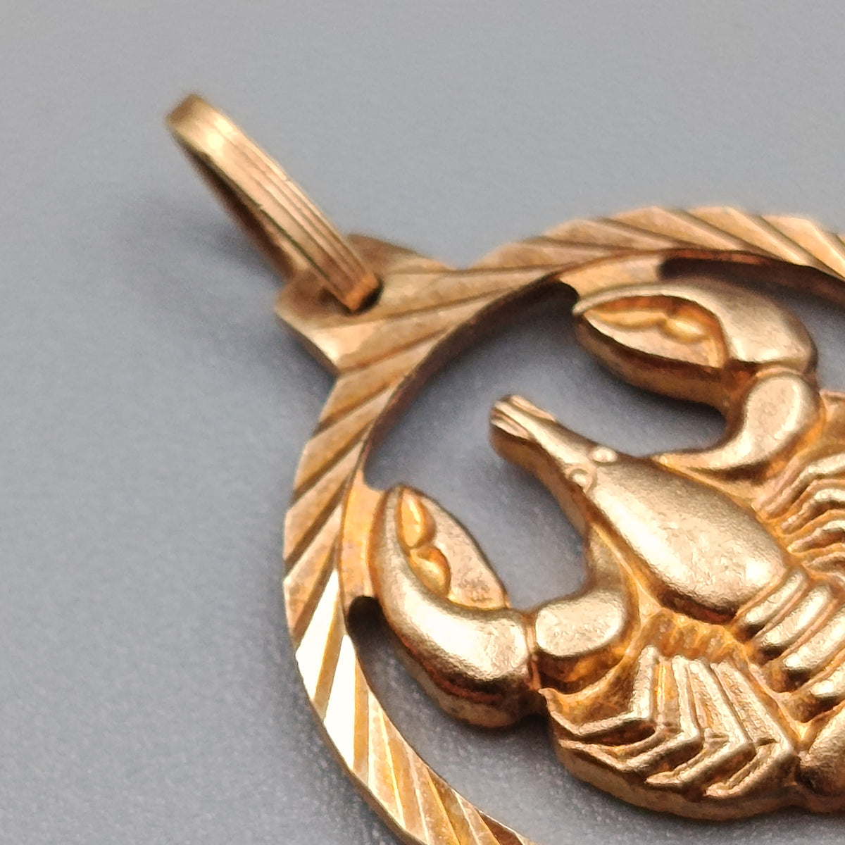 Eleganter Kettenanhänger mit Krebs-Motiv – Vergoldetes Doublé