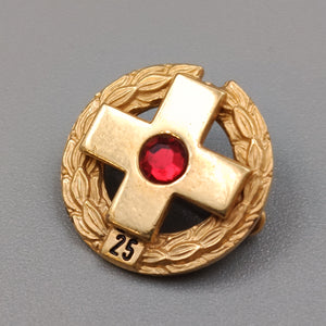 Elegante Jubiläumsbrosche mit Kreuz und rotem Stein