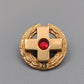 Elegante Jubiläumsbrosche mit Kreuz und rotem Stein