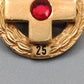 Elegante Jubiläumsbrosche mit Kreuz und rotem Stein