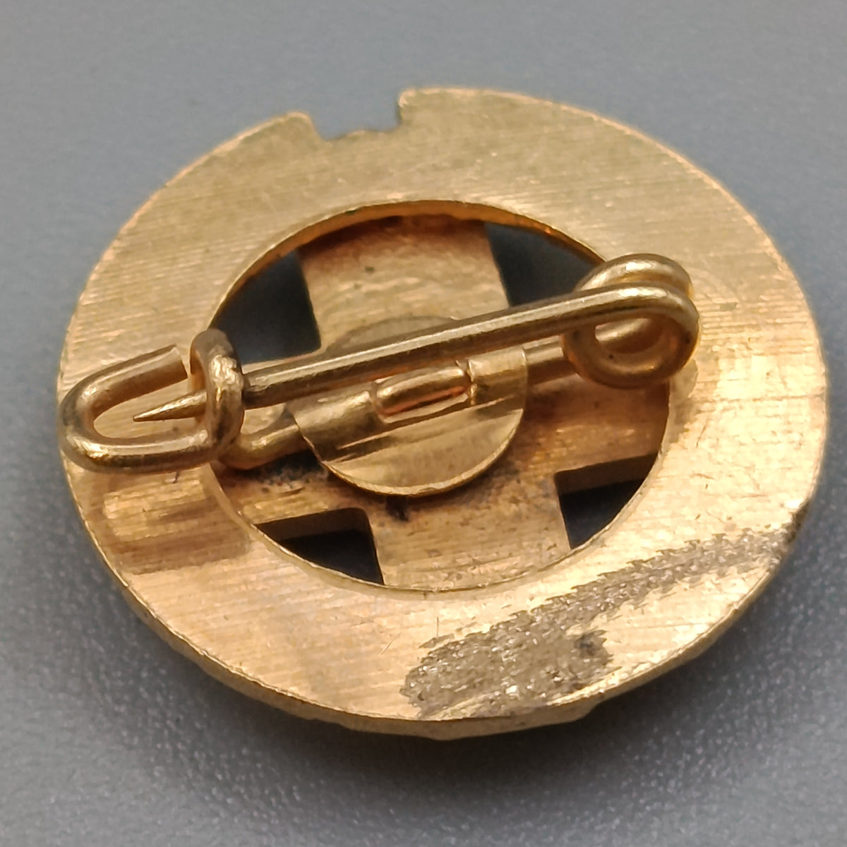 Elegante Jubiläumsbrosche mit Kreuz und rotem Stein