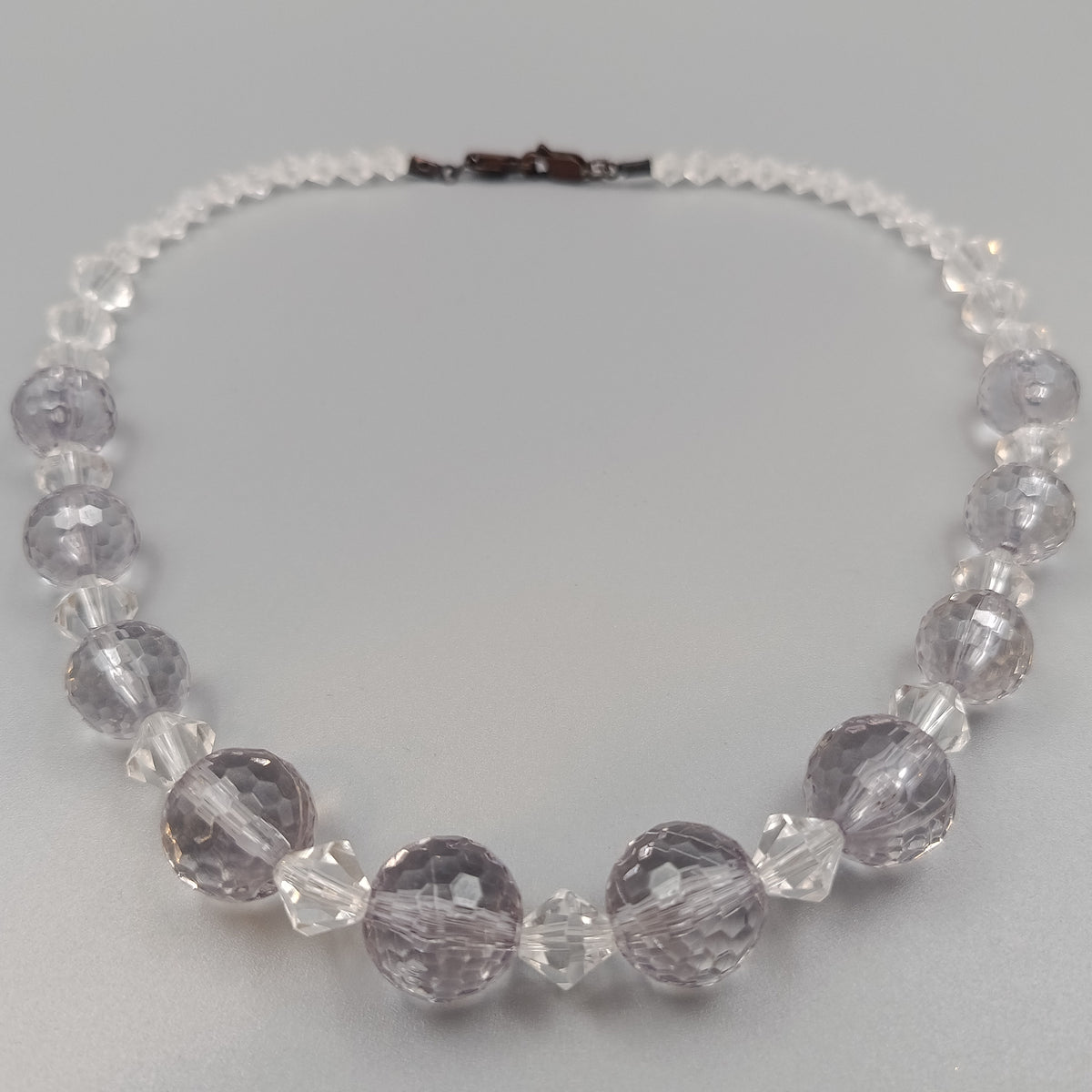 Elegante Kristall Perlenkette – Facettierte Perlen in zartem Stil