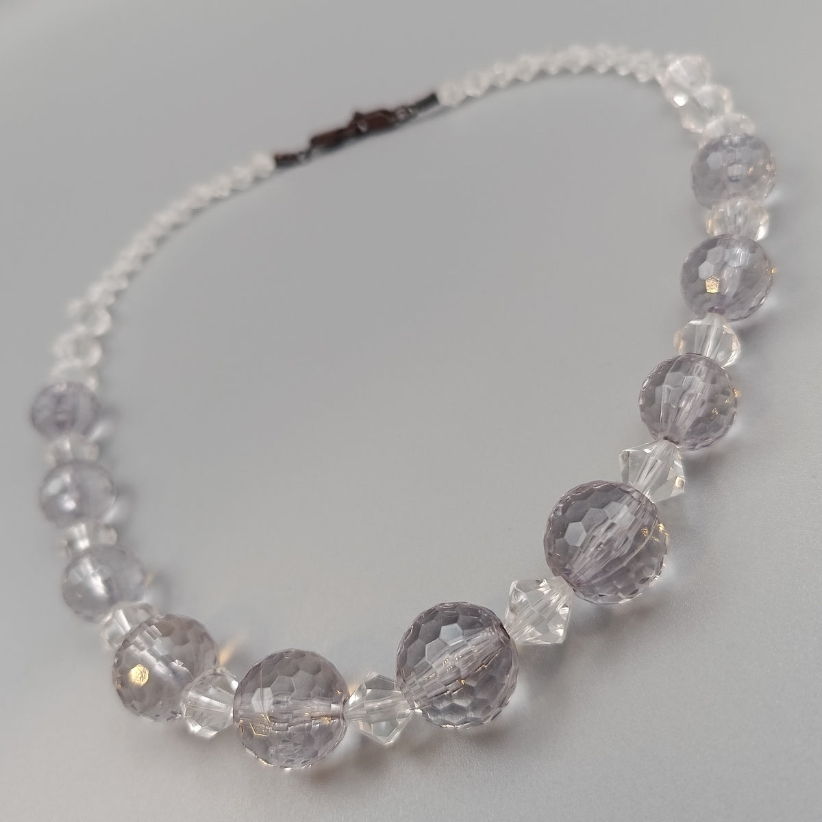 Elegante Kristall Perlenkette – Facettierte Perlen in zartem Stil