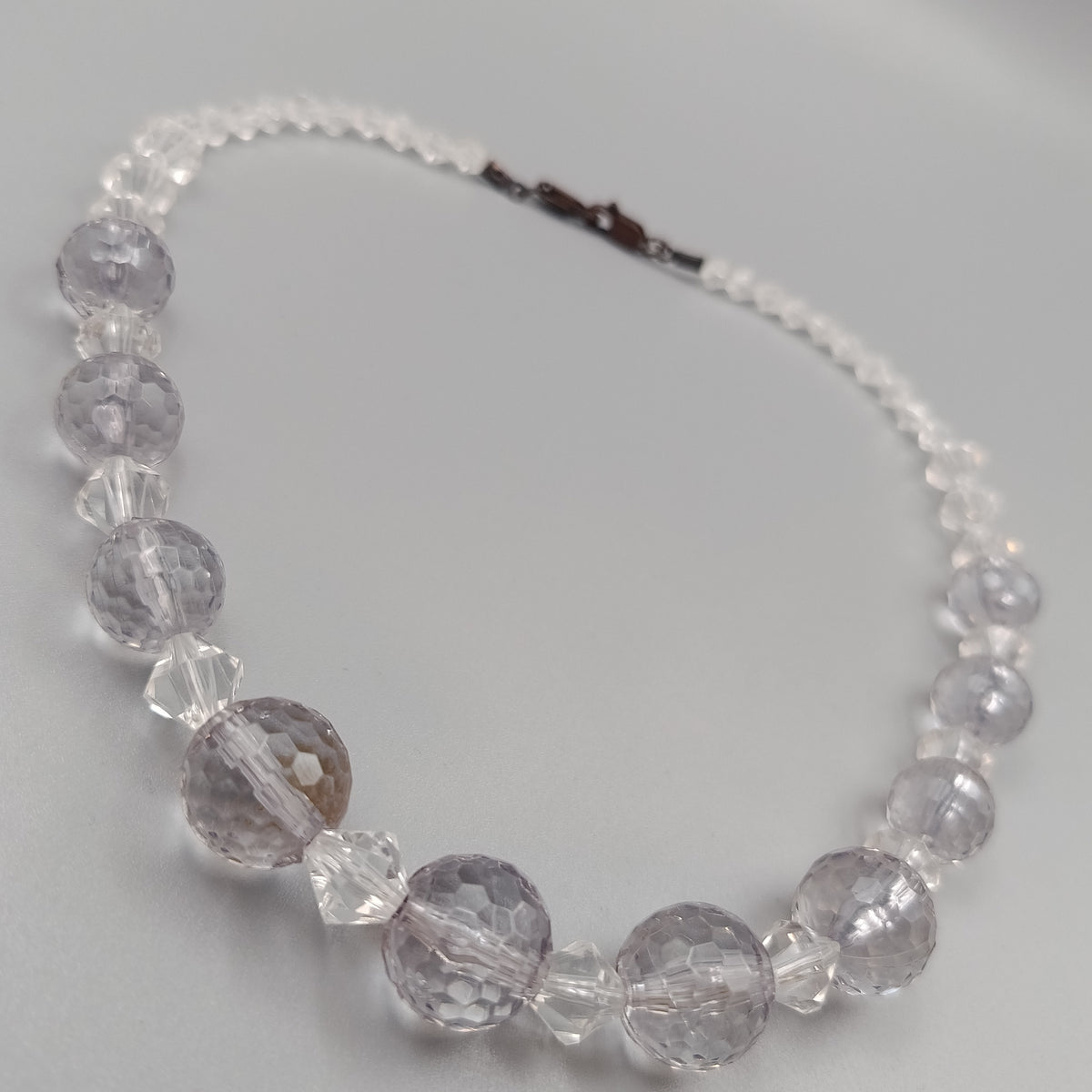 Elegante Kristall Perlenkette – Facettierte Perlen in zartem Stil