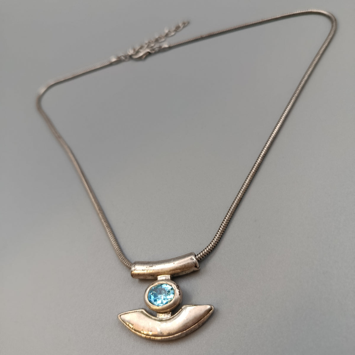 Elegante Designer Kette mit blauem Kristall – Modern