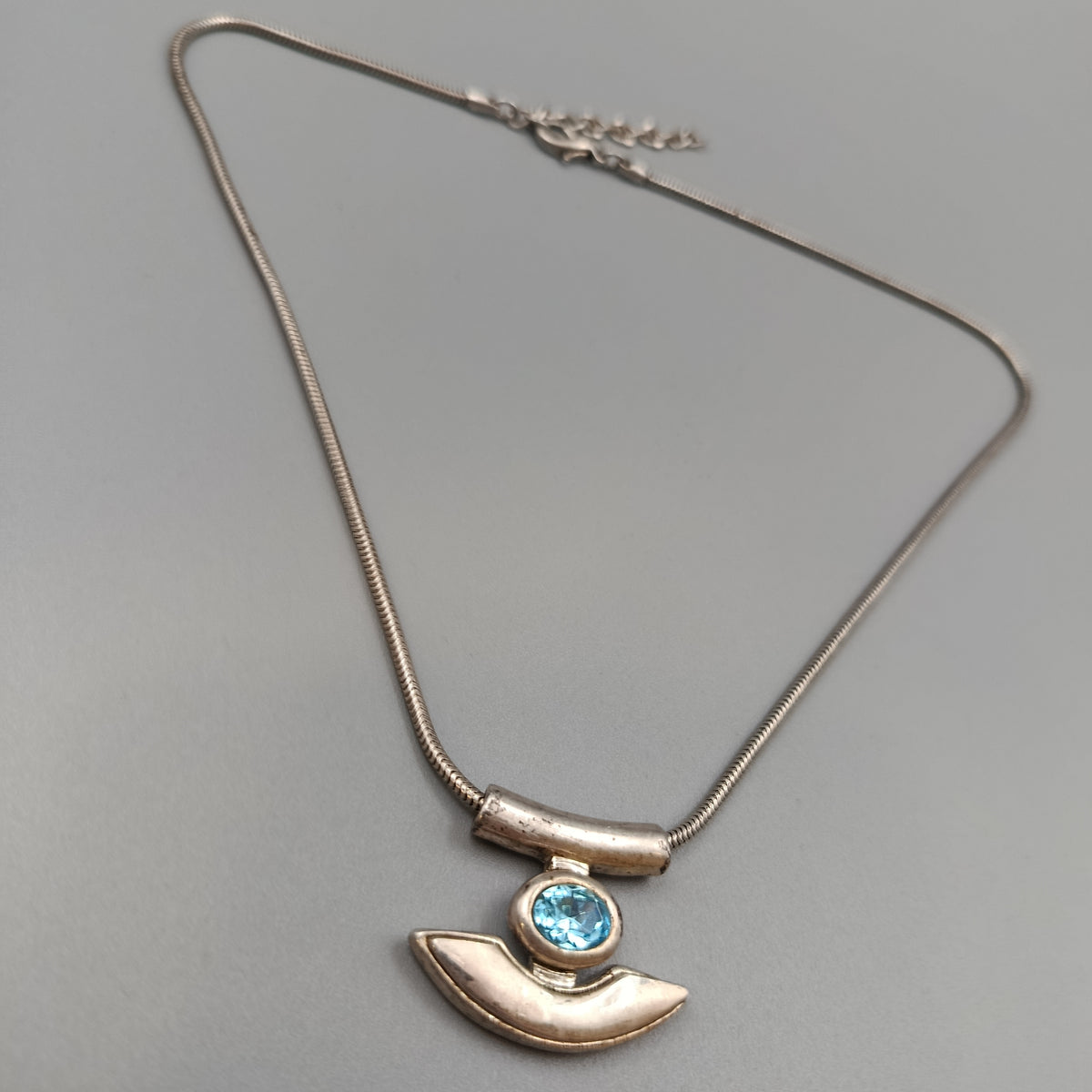 Elegante Designer Kette mit blauem Kristall – Modern