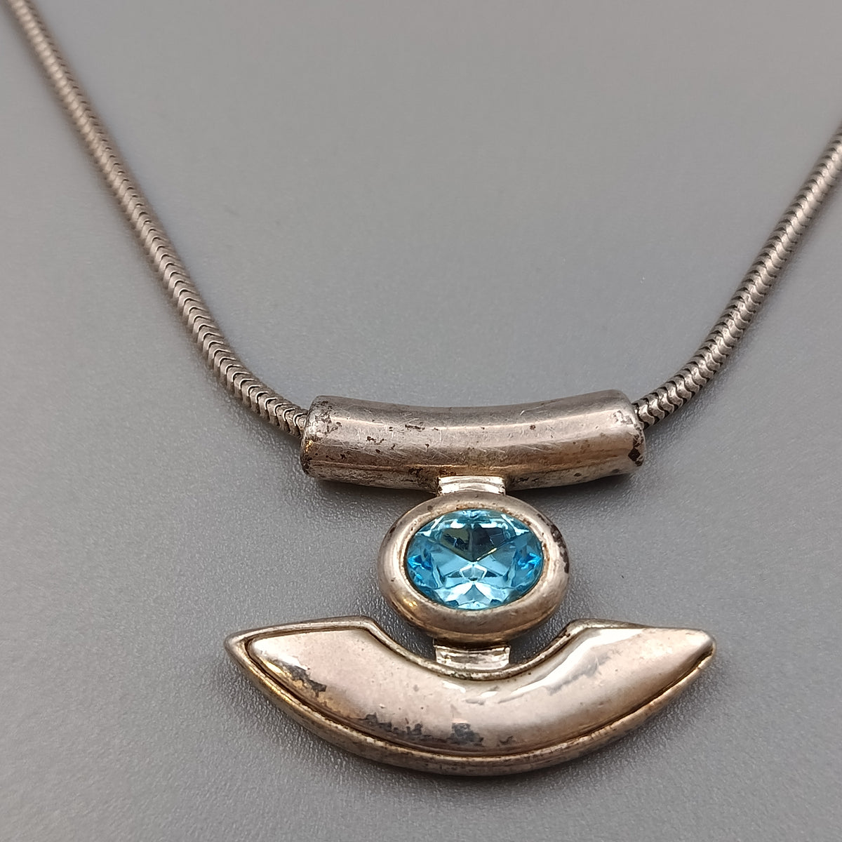 Elegante Designer Kette mit blauem Kristall – Modern