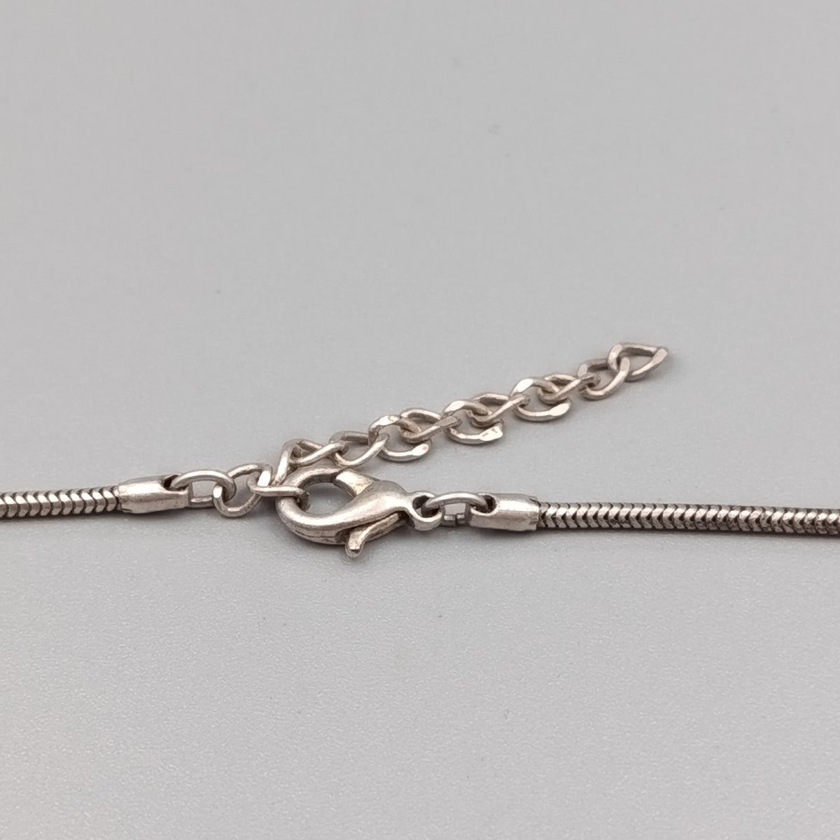 Elegante Designer Kette mit blauem Kristall – Modern