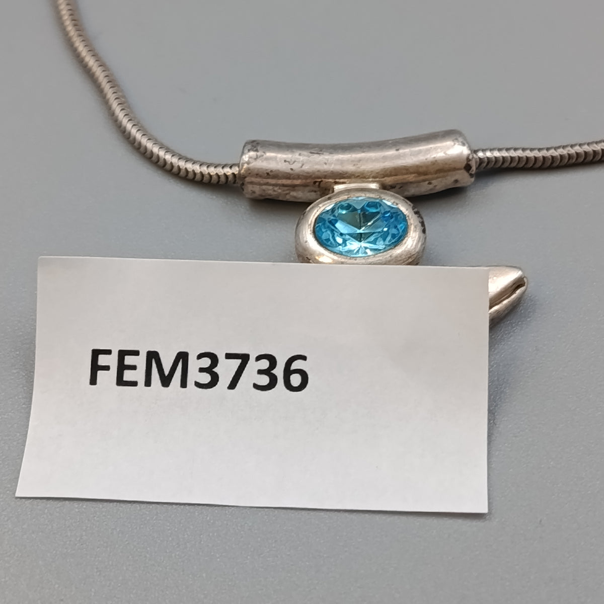 Elegante Designer Kette mit blauem Kristall – Modern