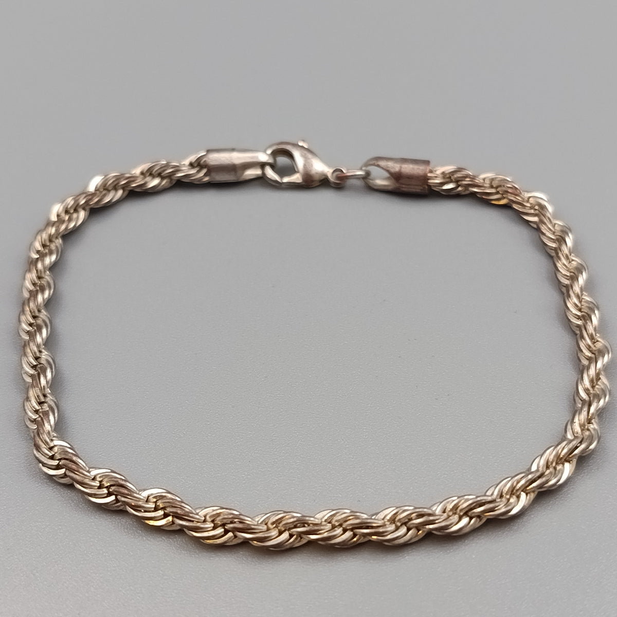 Elegantes Kordelarmband – Klassischer Armschmuck in Silberoptik